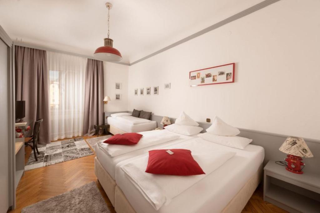 Boutique Hotel Goldenes Lamm Villach Bagian luar foto