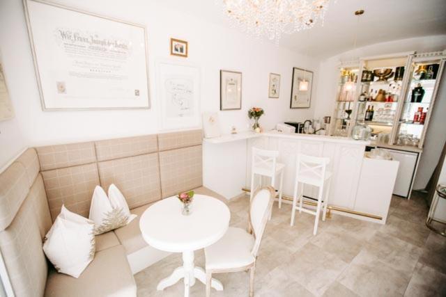 Boutique Hotel Goldenes Lamm Villach Bagian luar foto
