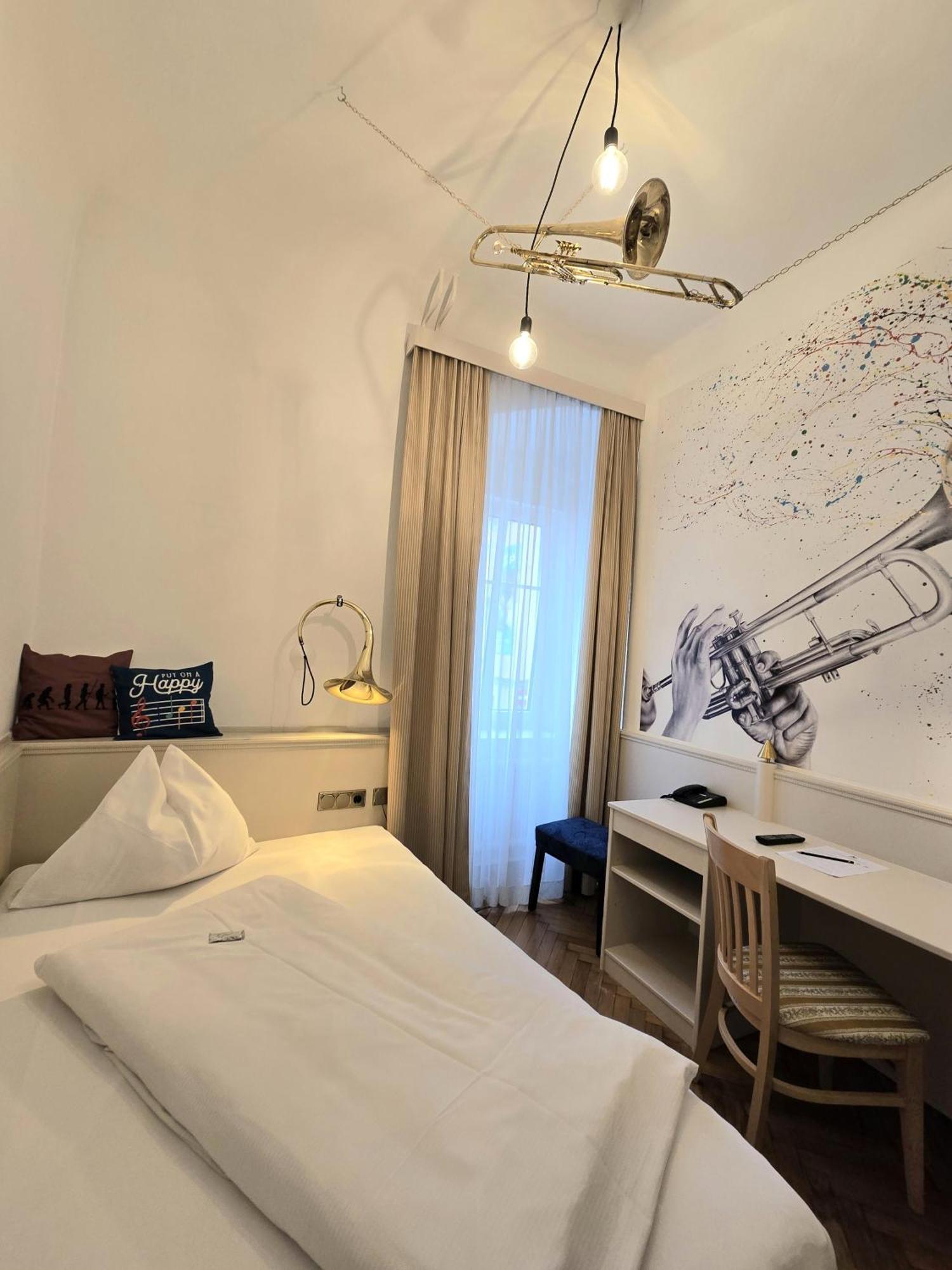 Boutique Hotel Goldenes Lamm Villach Bagian luar foto