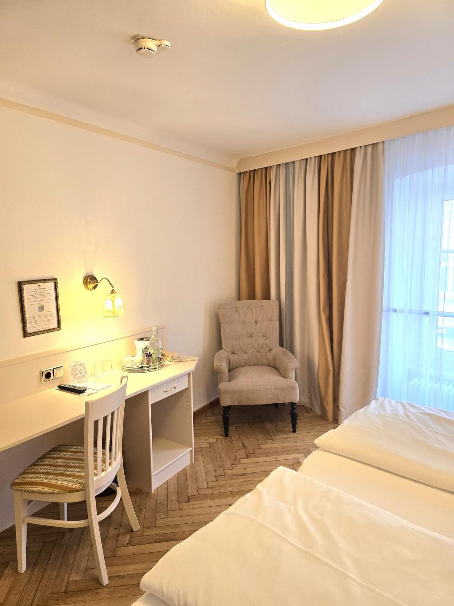 Boutique Hotel Goldenes Lamm Villach Bagian luar foto