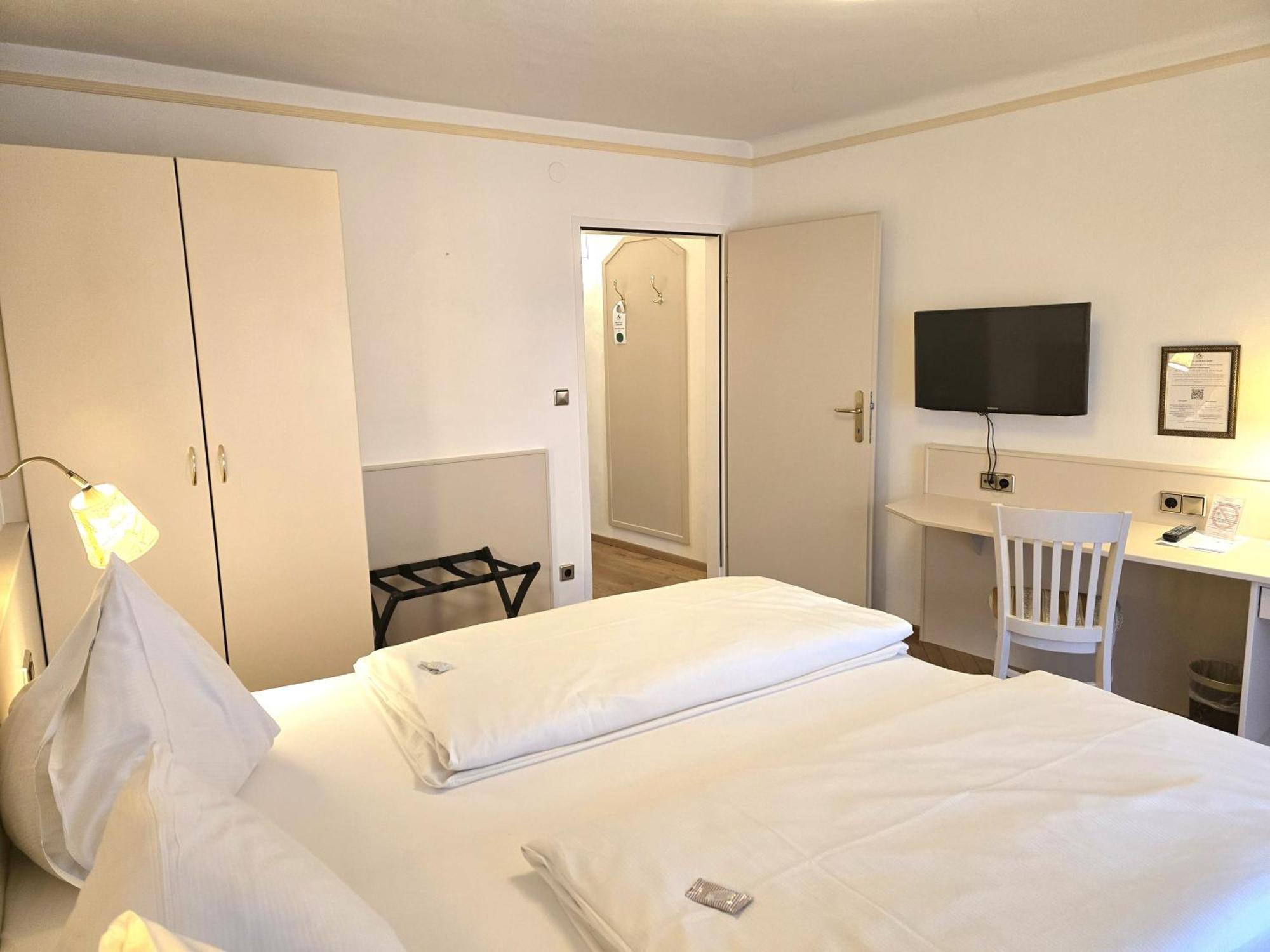 Boutique Hotel Goldenes Lamm Villach Bagian luar foto