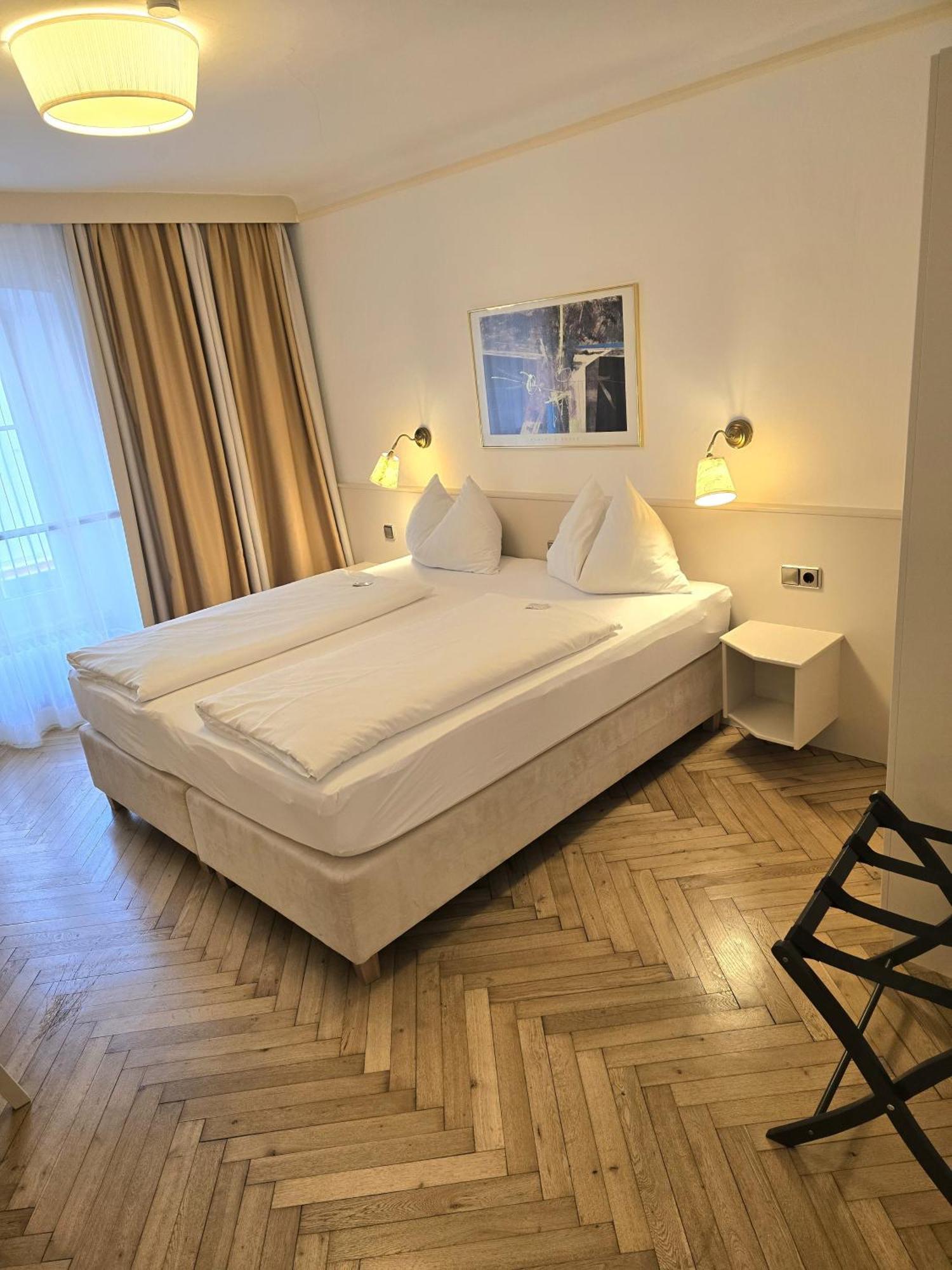 Boutique Hotel Goldenes Lamm Villach Bagian luar foto