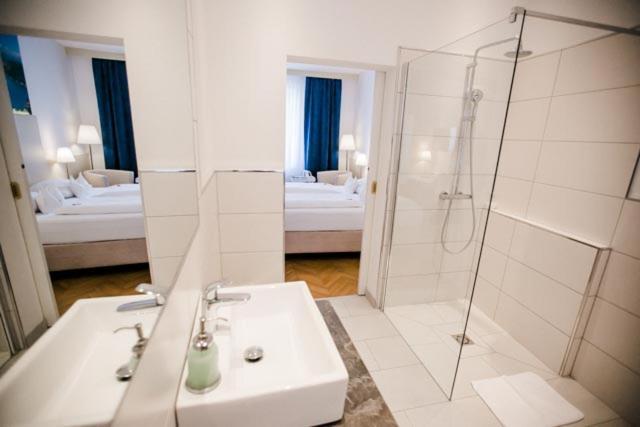 Boutique Hotel Goldenes Lamm Villach Bagian luar foto
