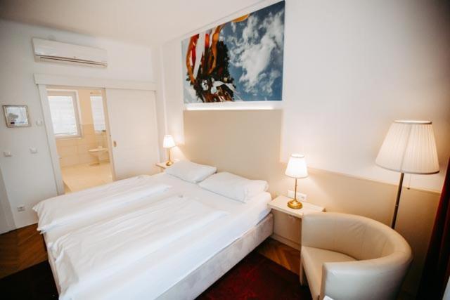 Boutique Hotel Goldenes Lamm Villach Bagian luar foto