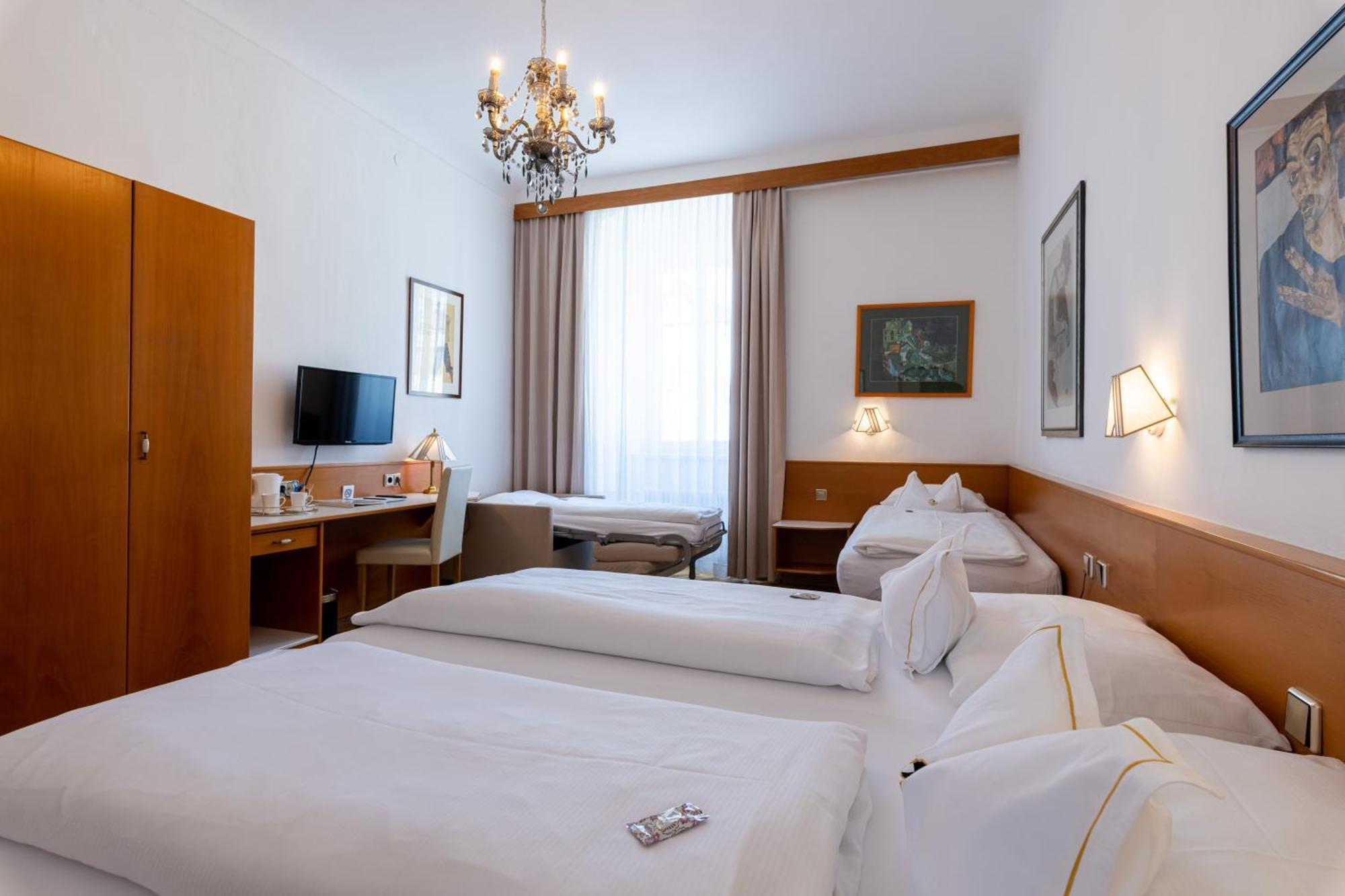 Boutique Hotel Goldenes Lamm Villach Bagian luar foto