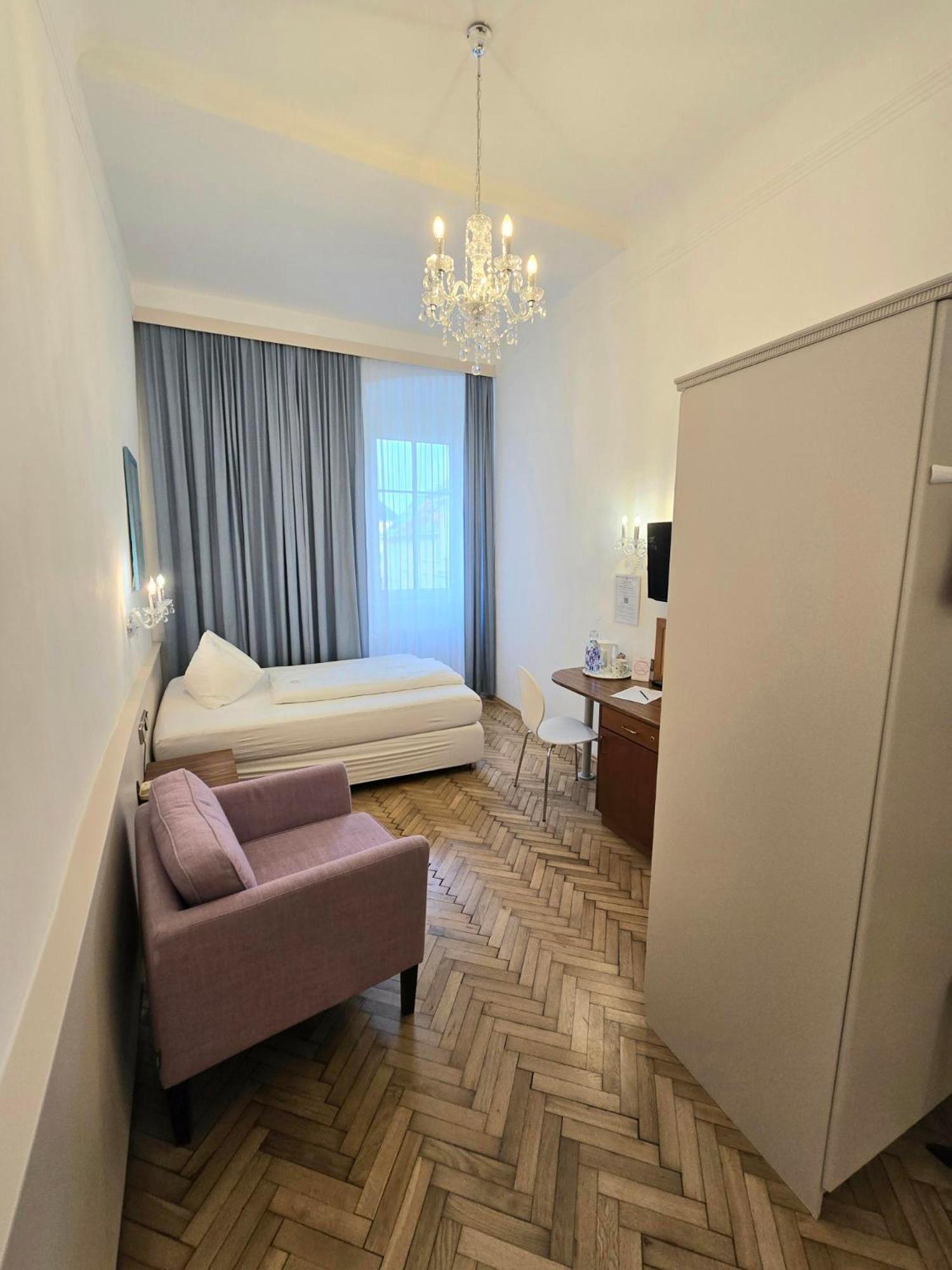 Boutique Hotel Goldenes Lamm Villach Bagian luar foto