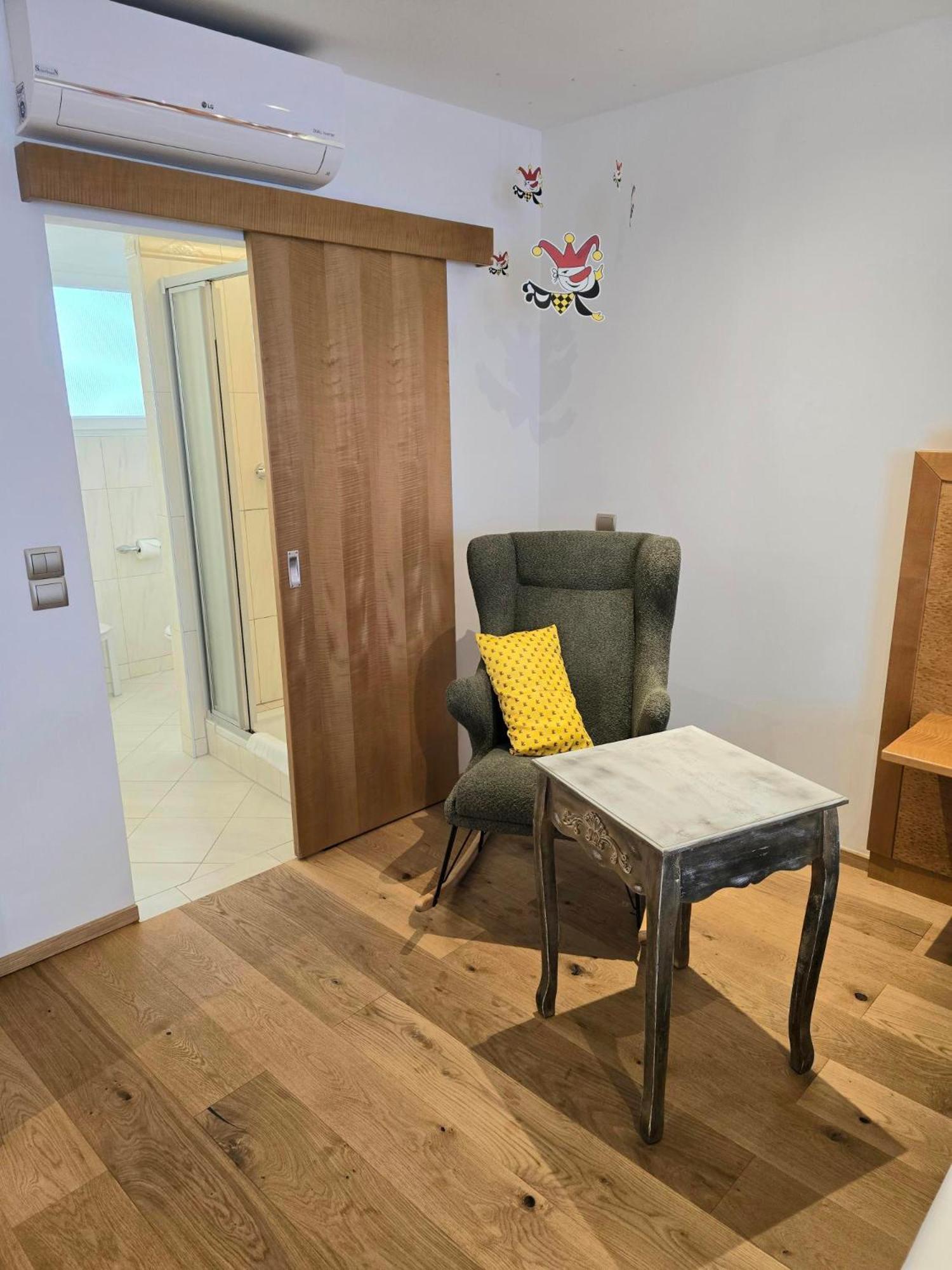 Boutique Hotel Goldenes Lamm Villach Bagian luar foto