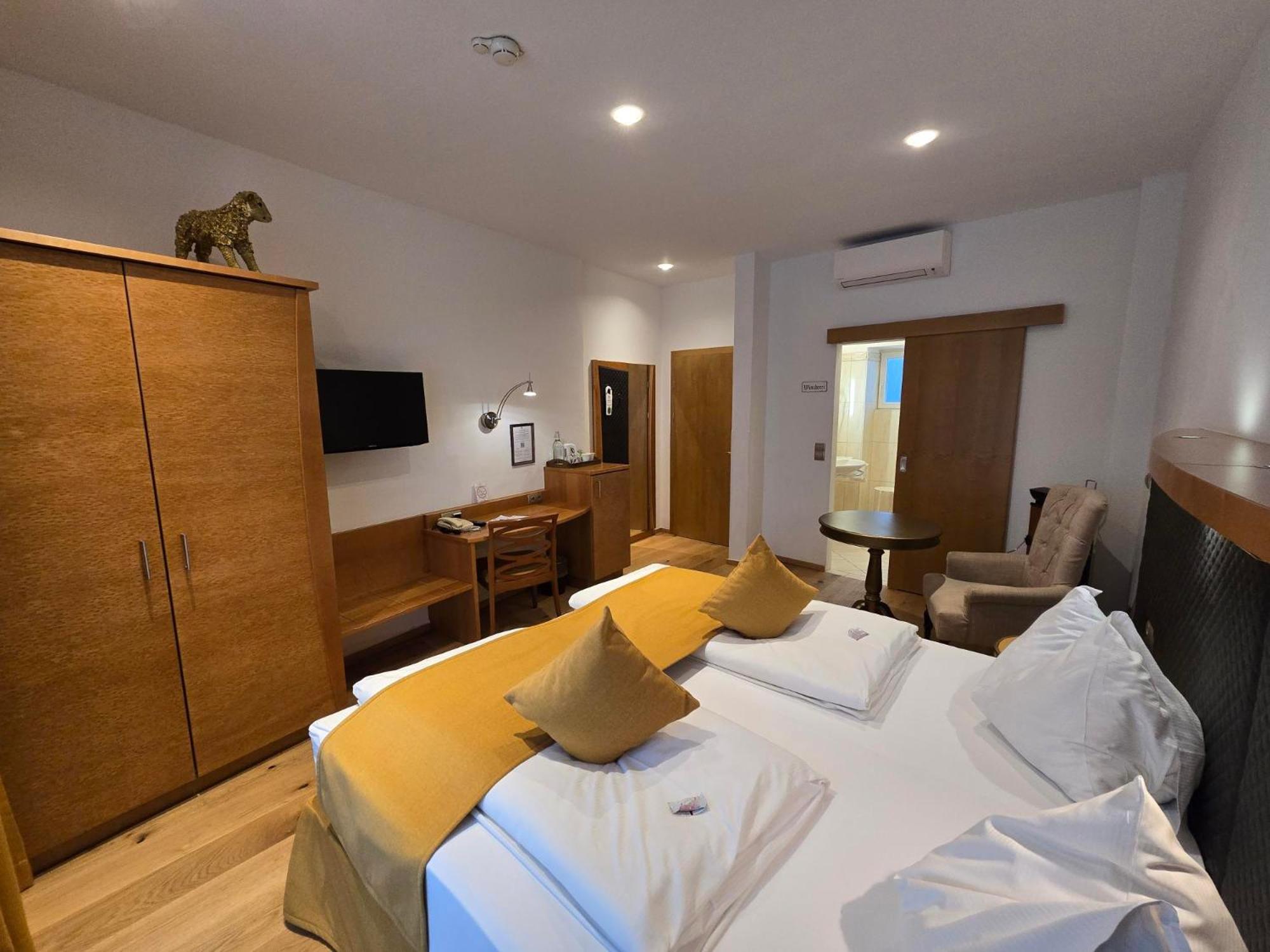 Boutique Hotel Goldenes Lamm Villach Bagian luar foto