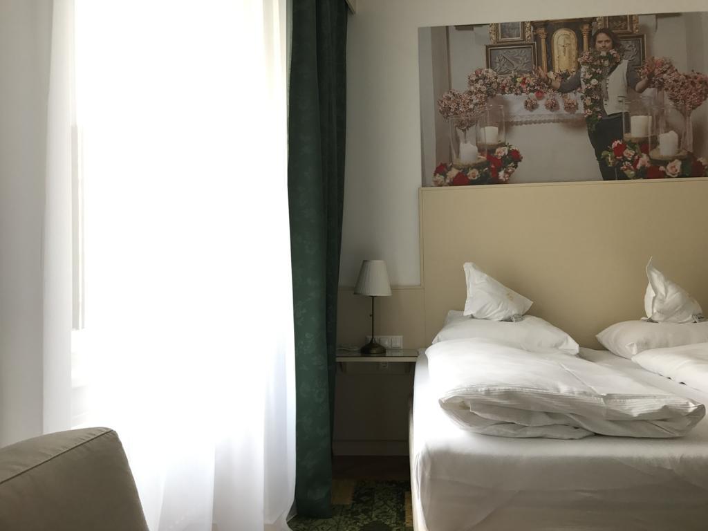 Boutique Hotel Goldenes Lamm Villach Bagian luar foto