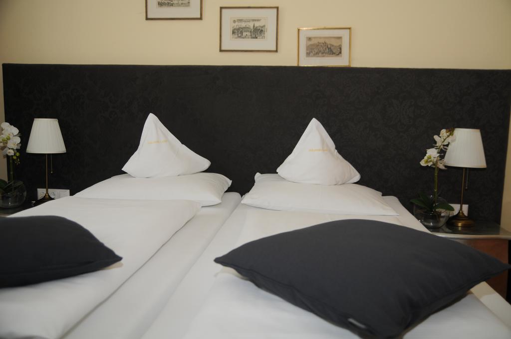 Boutique Hotel Goldenes Lamm Villach Bagian luar foto