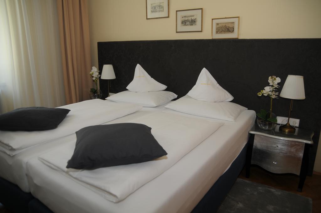 Boutique Hotel Goldenes Lamm Villach Bagian luar foto