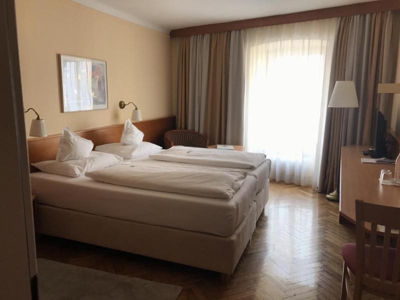 Boutique Hotel Goldenes Lamm Villach Bagian luar foto