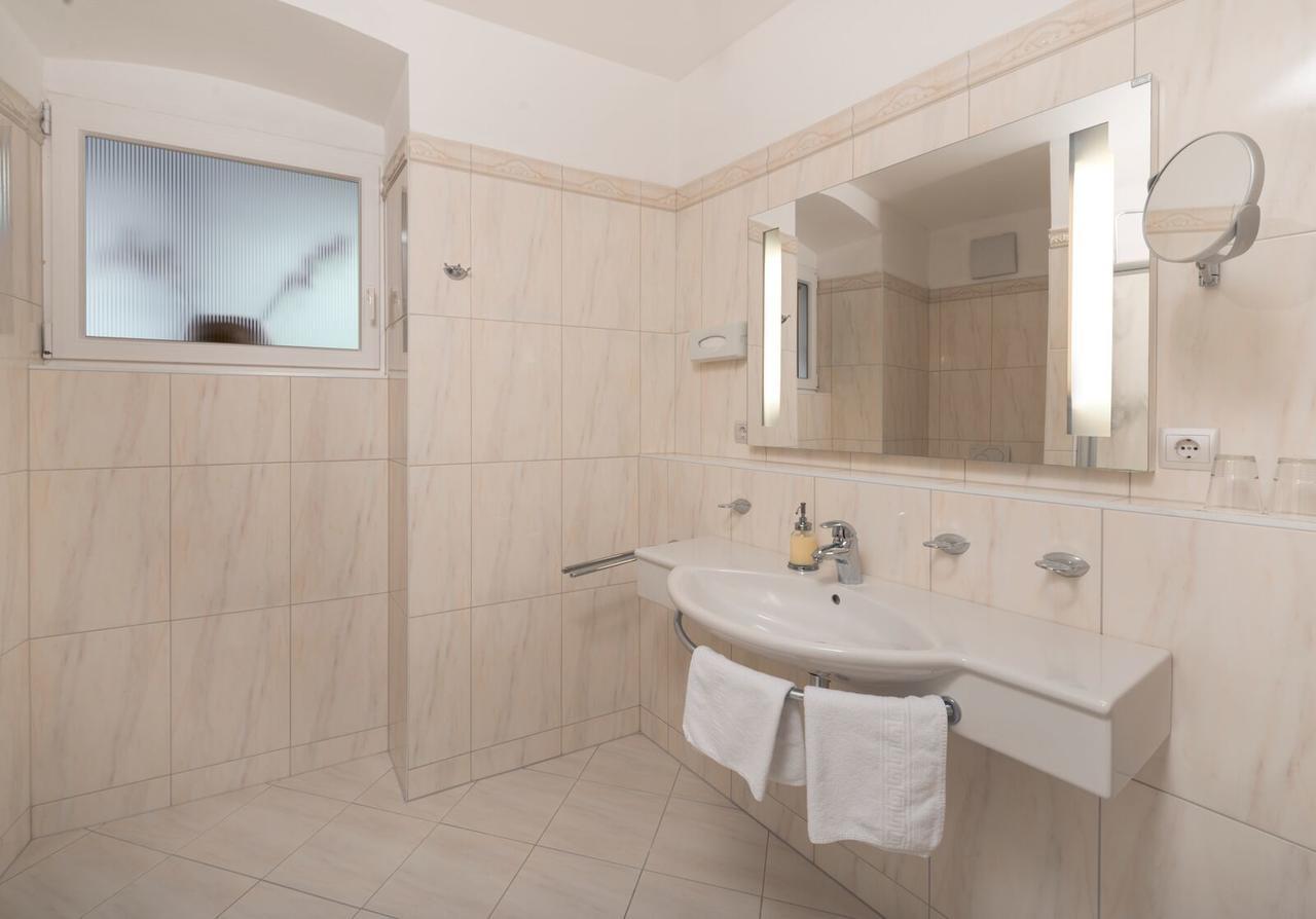 Boutique Hotel Goldenes Lamm Villach Bagian luar foto