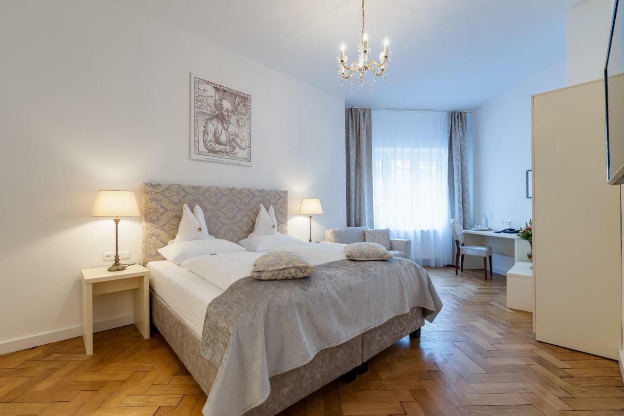 Boutique Hotel Goldenes Lamm Villach Bagian luar foto