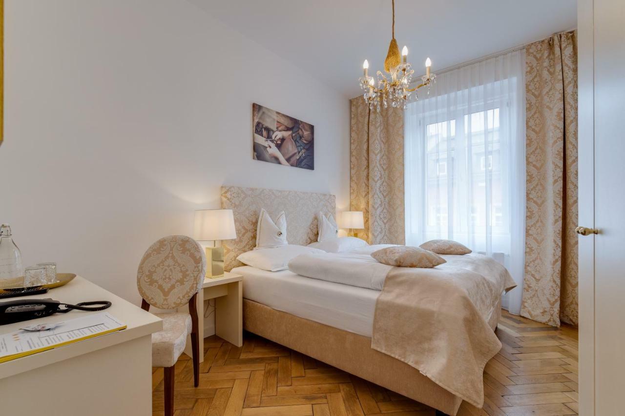 Boutique Hotel Goldenes Lamm Villach Bagian luar foto