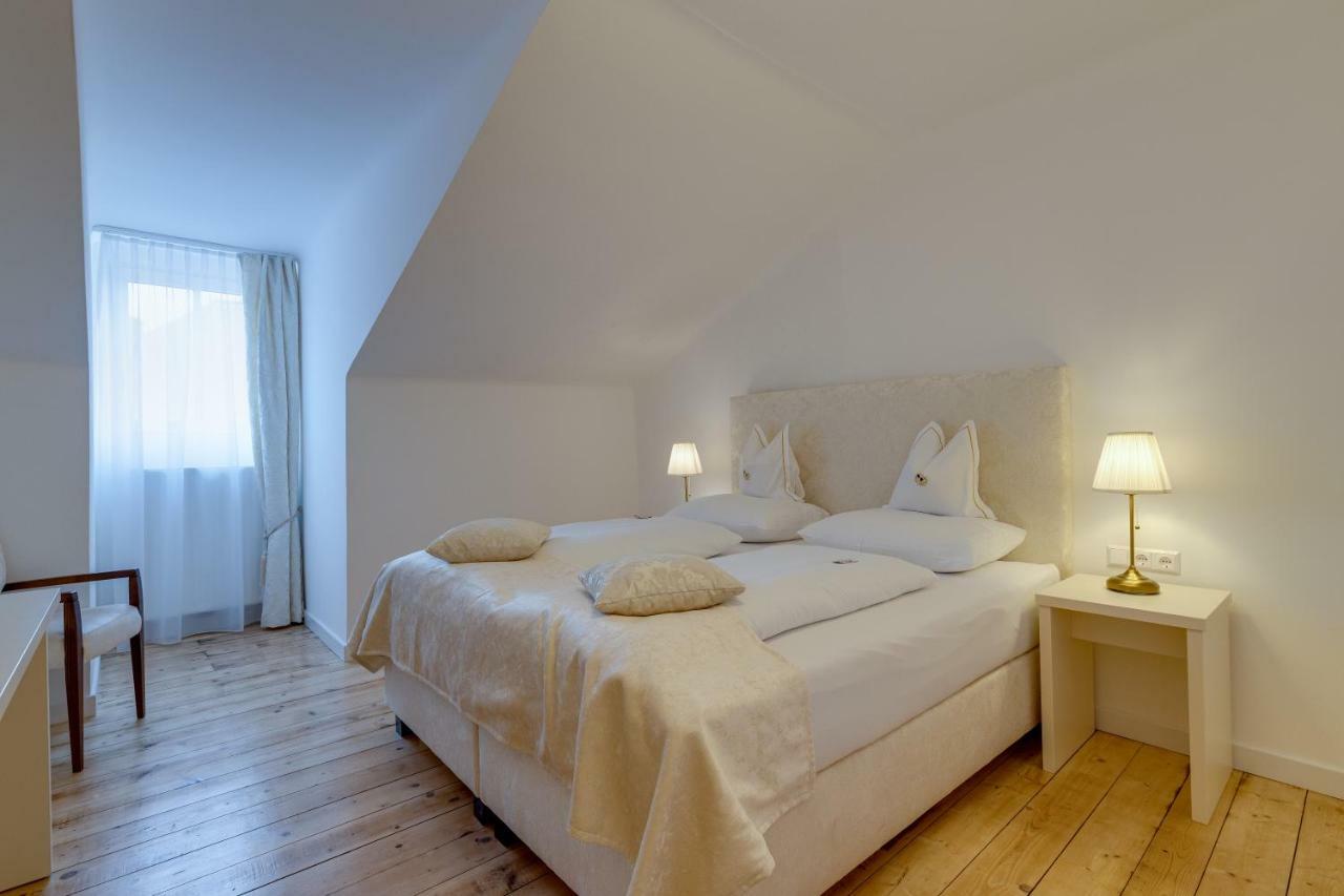 Boutique Hotel Goldenes Lamm Villach Bagian luar foto