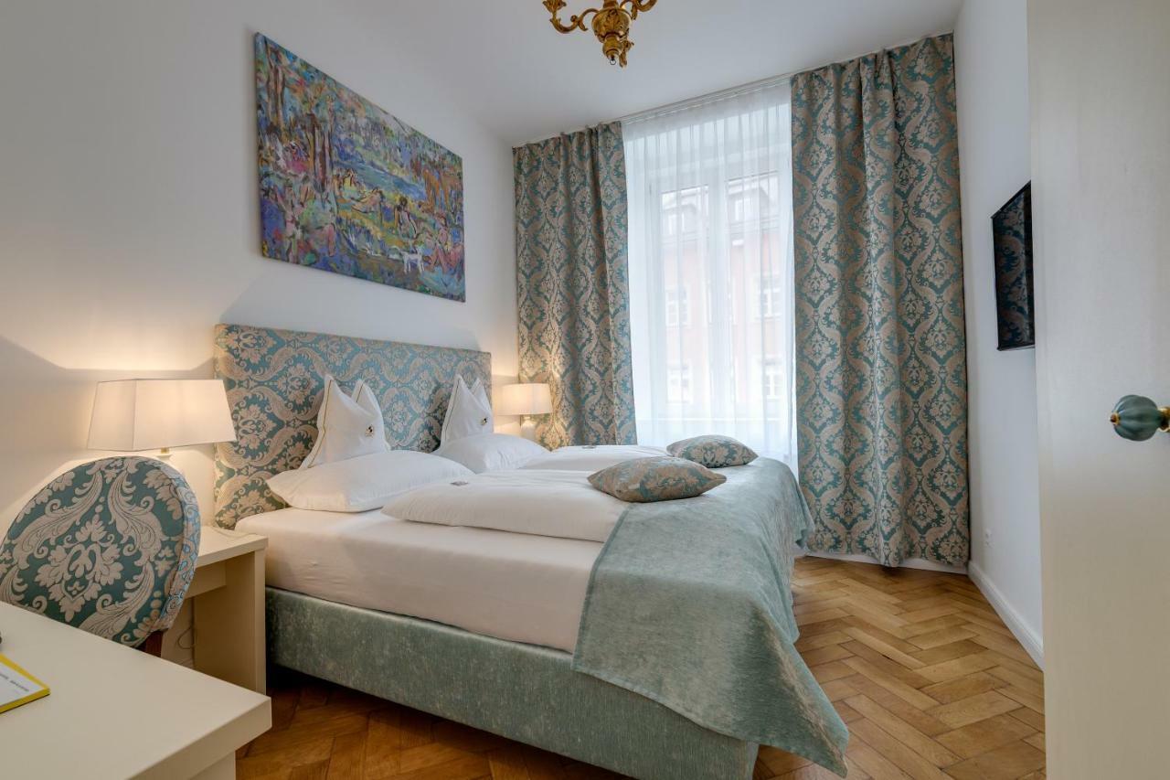 Boutique Hotel Goldenes Lamm Villach Bagian luar foto